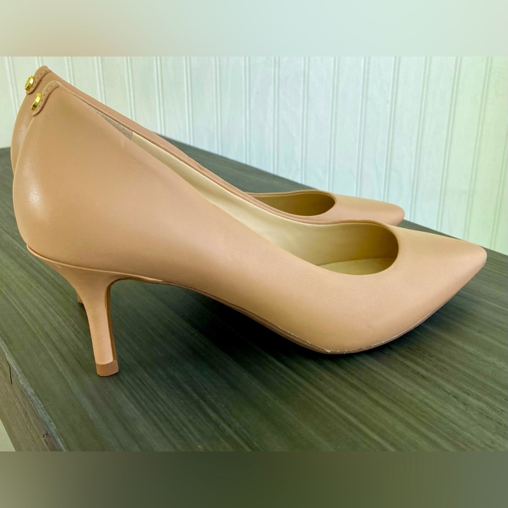 Cole Haan Pumps
Leather upper, synthetic sole, size 6. Nude color.